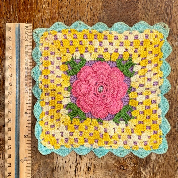 Vintage Handmade Crochet 3D Flower Hot Pad Potholder 6” x 6” Square Set of 2 - Picture 3 of 4